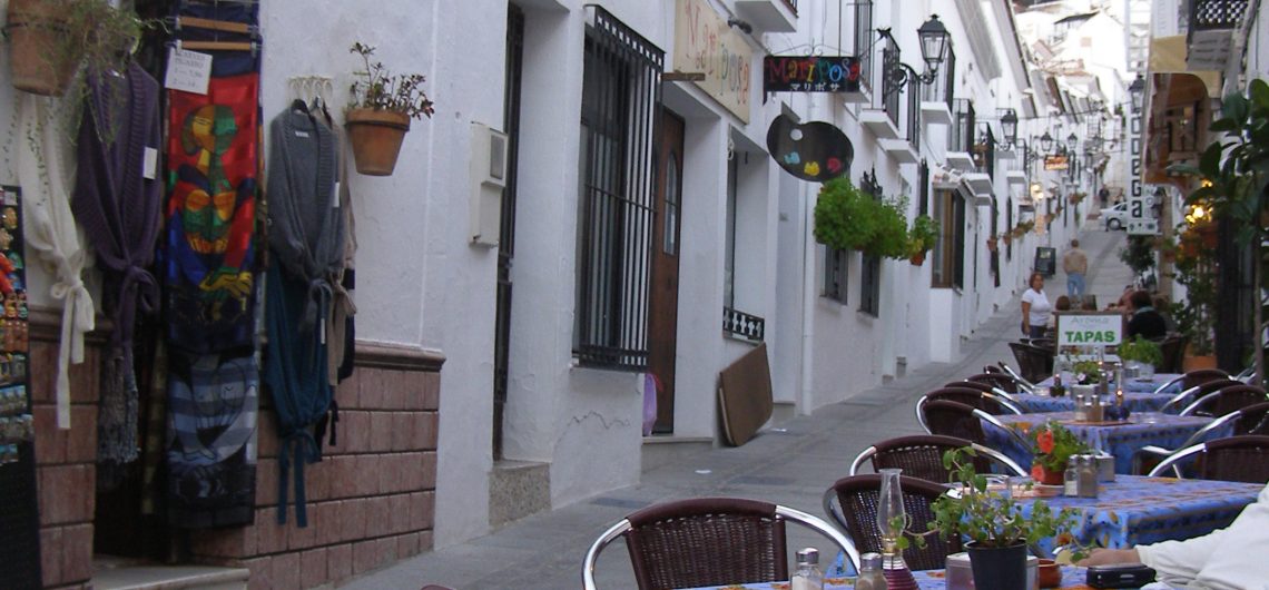 Gasse mit Restaurants in Mijas Pueblo