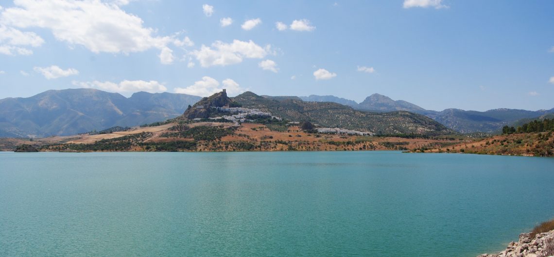 Blick auf den Stausee und Zahara de la Sierra